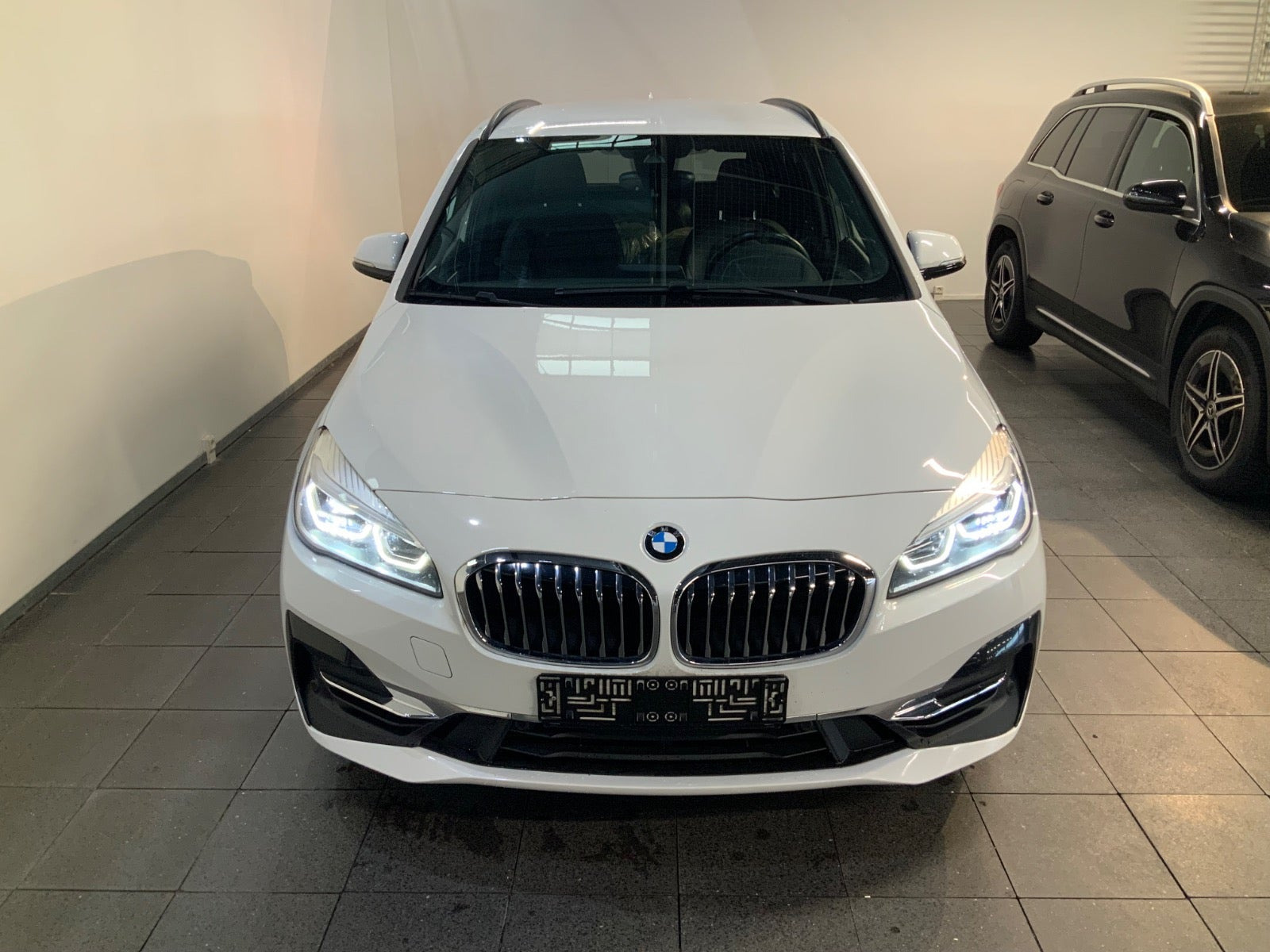 Hvid BMW 225xe fra 2019