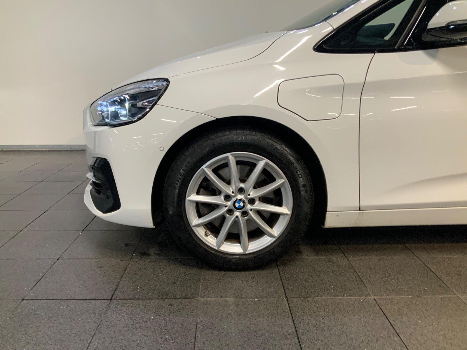 Hvid BMW 225xe fra 2019