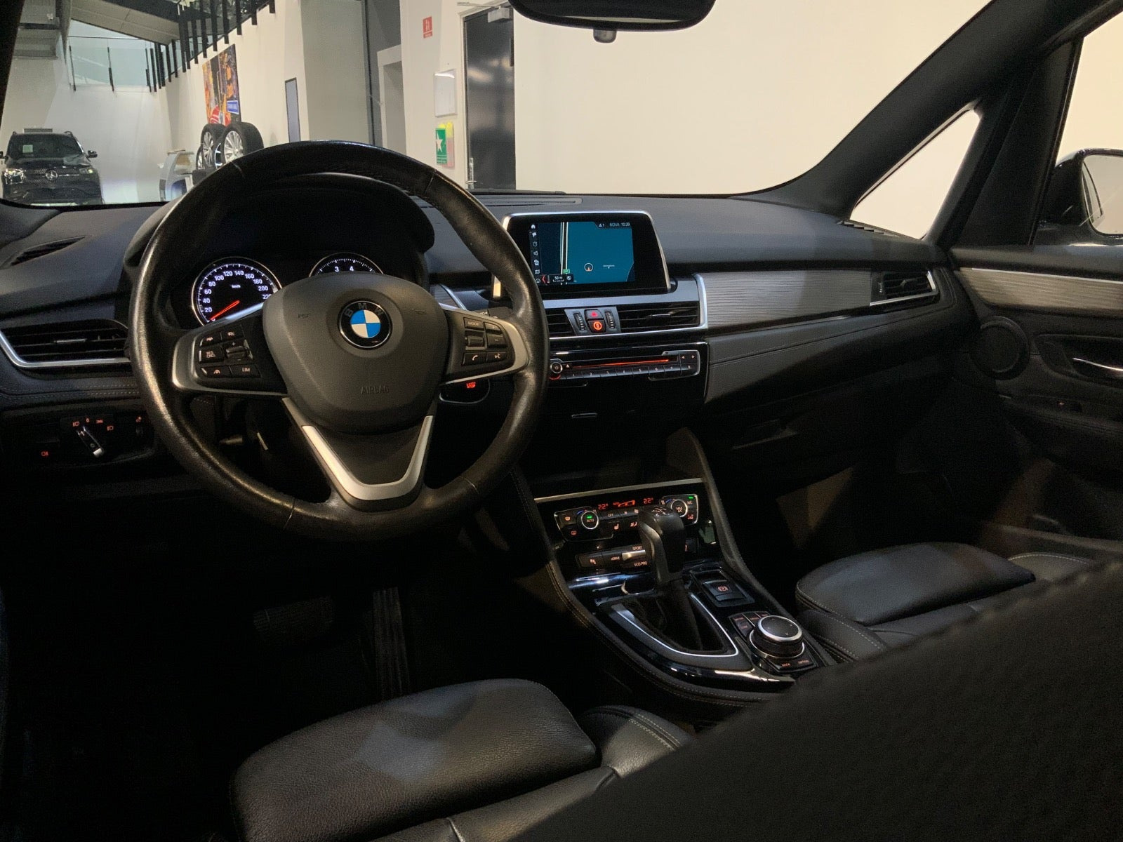 Hvid BMW 225xe fra 2019
