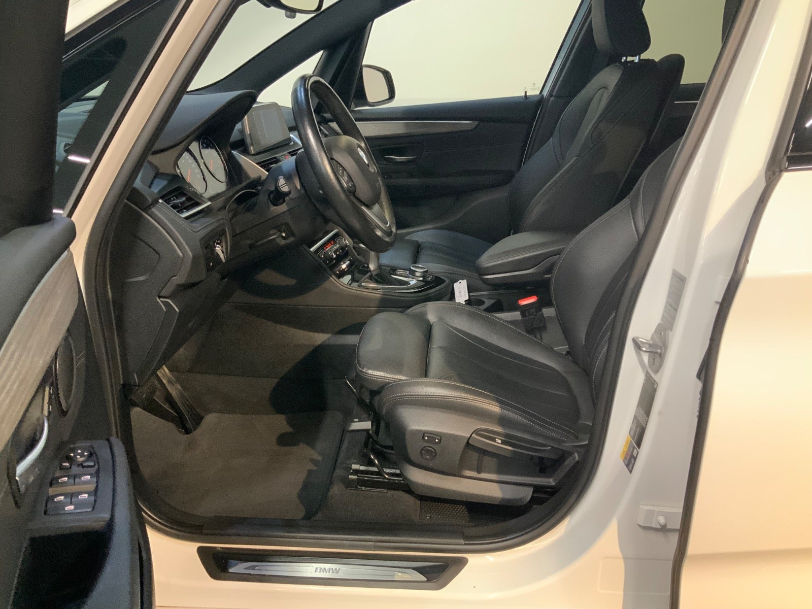 Hvid BMW 225xe fra 2019