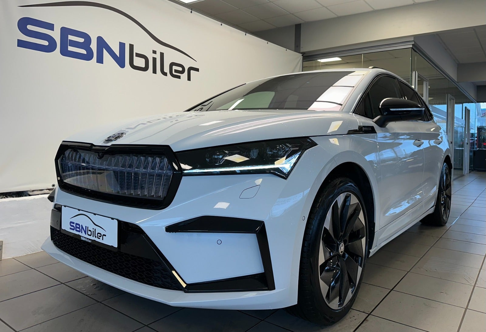 Hvid Skoda Enyaq fra 2023