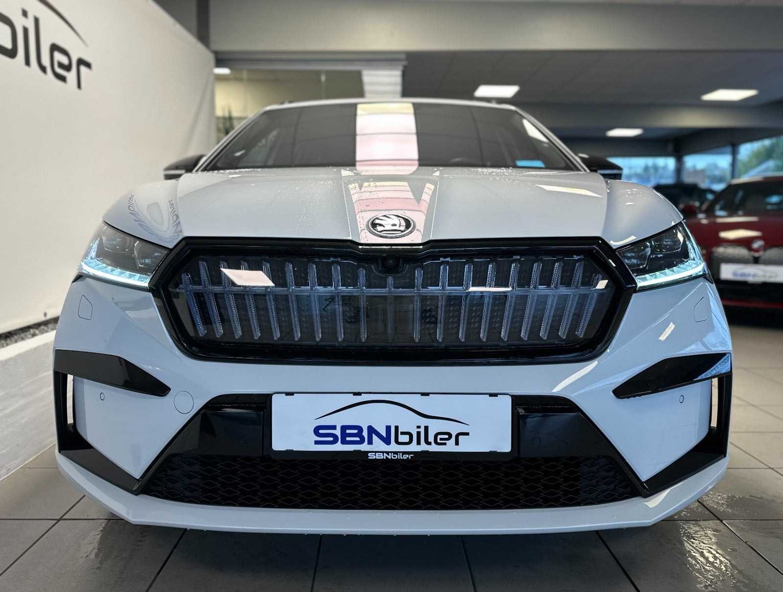 Hvid Skoda Enyaq fra 2023