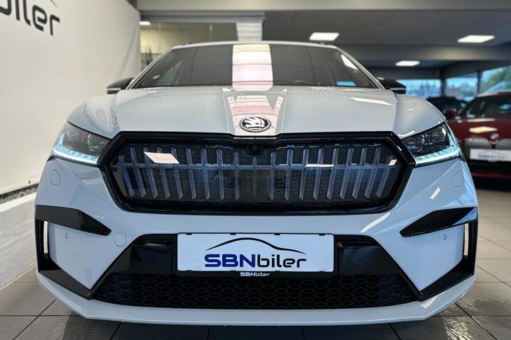 Hvid Skoda Enyaq fra 2023