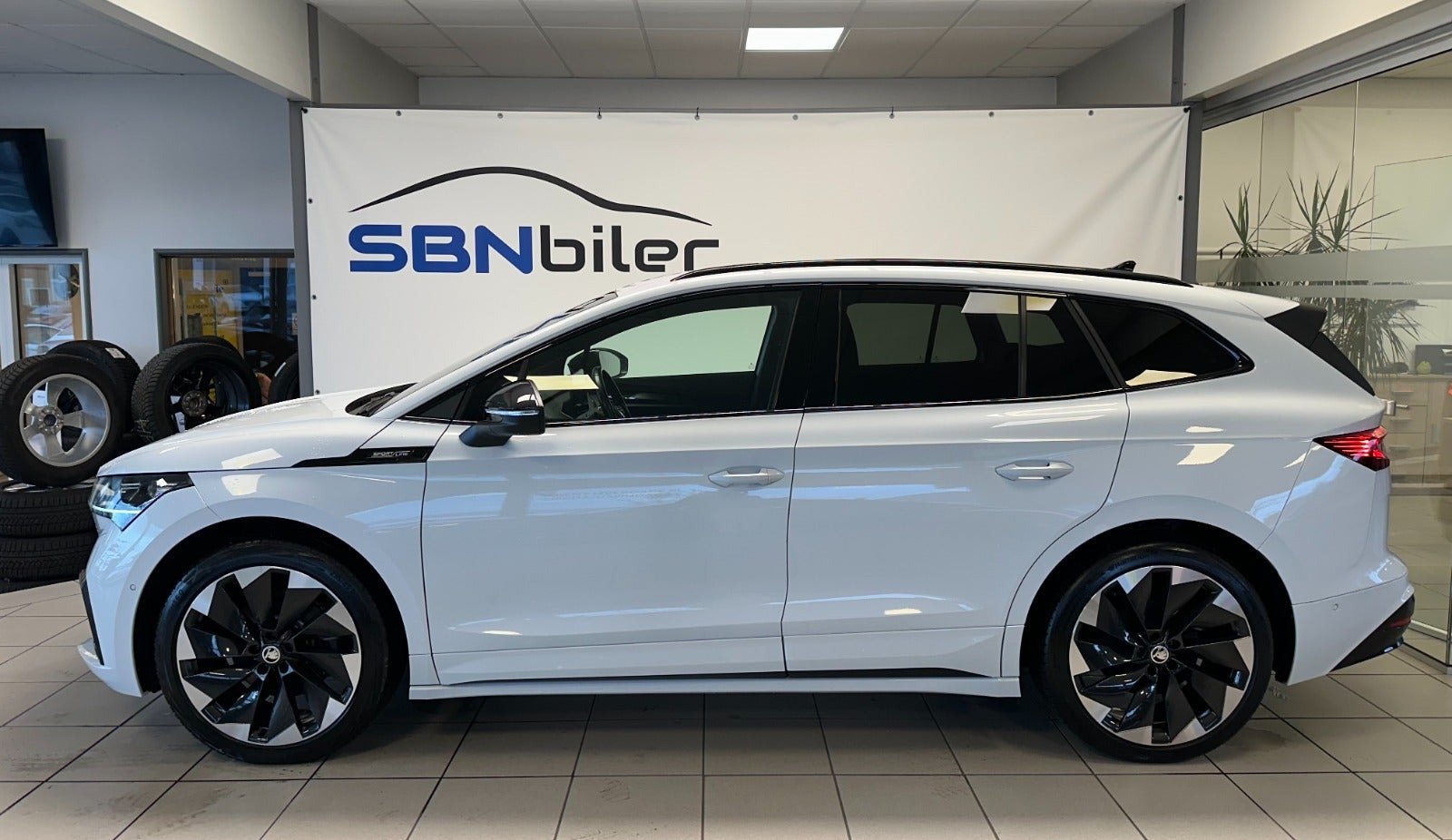 Hvid Skoda Enyaq fra 2023