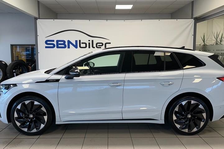 Hvid Skoda Enyaq fra 2023