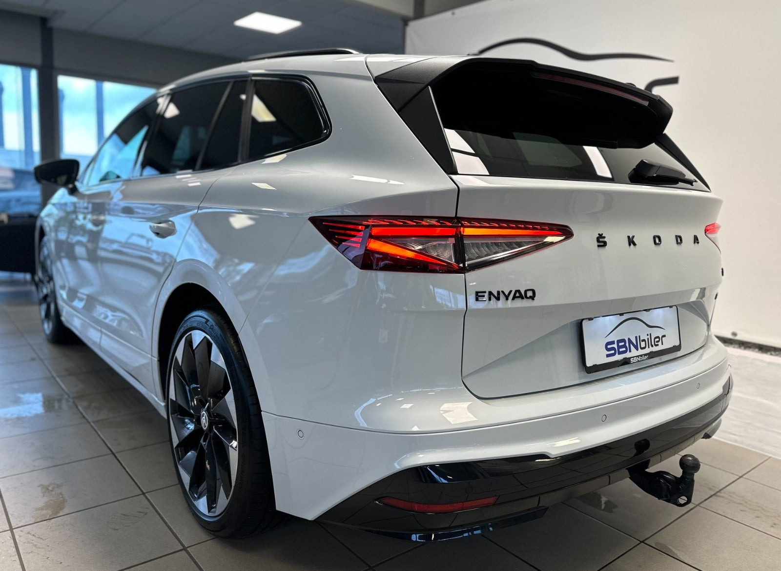 Hvid Skoda Enyaq fra 2023