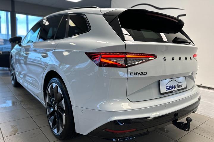 Hvid Skoda Enyaq fra 2023