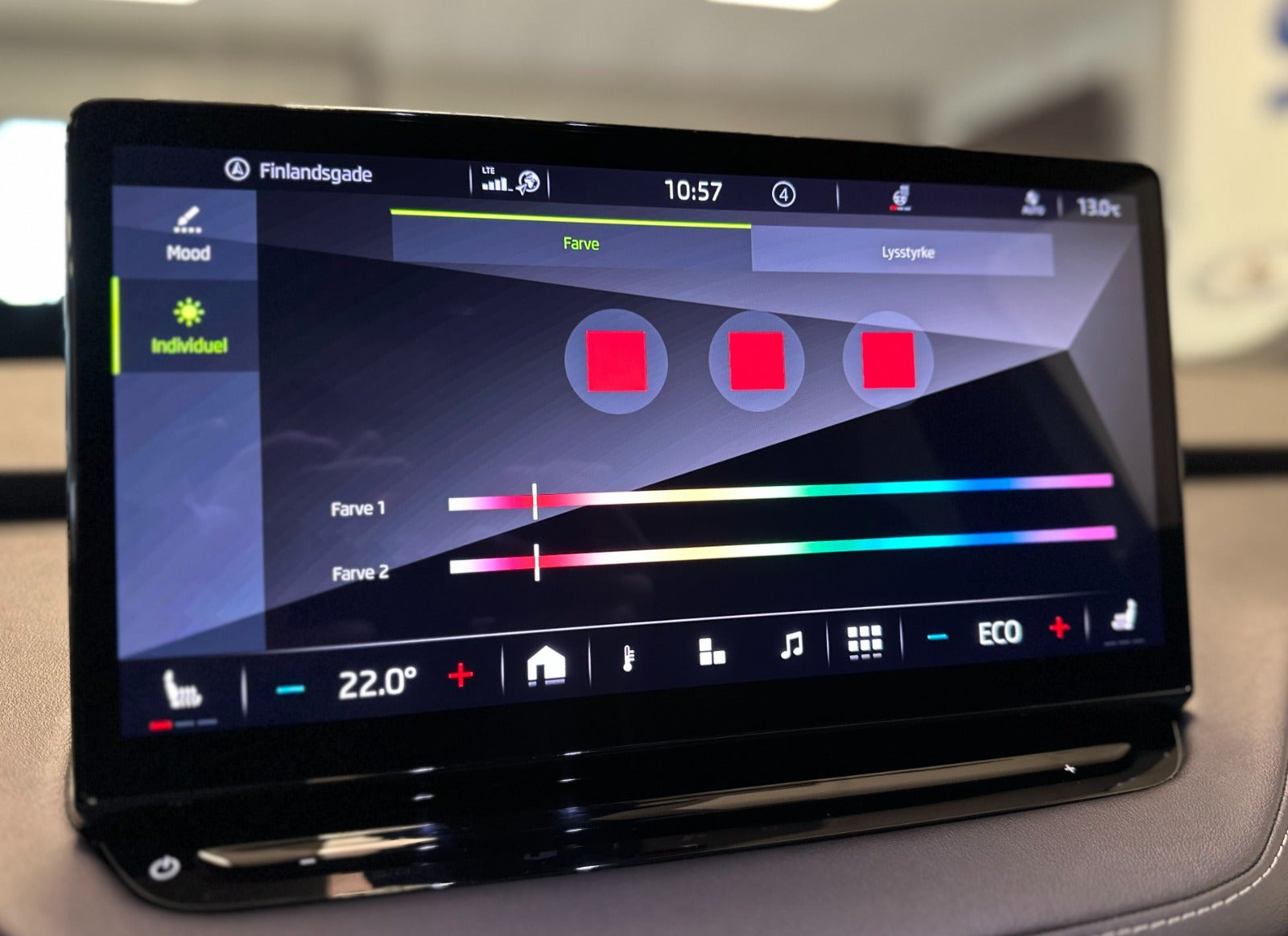Hvid Skoda Enyaq fra 2023