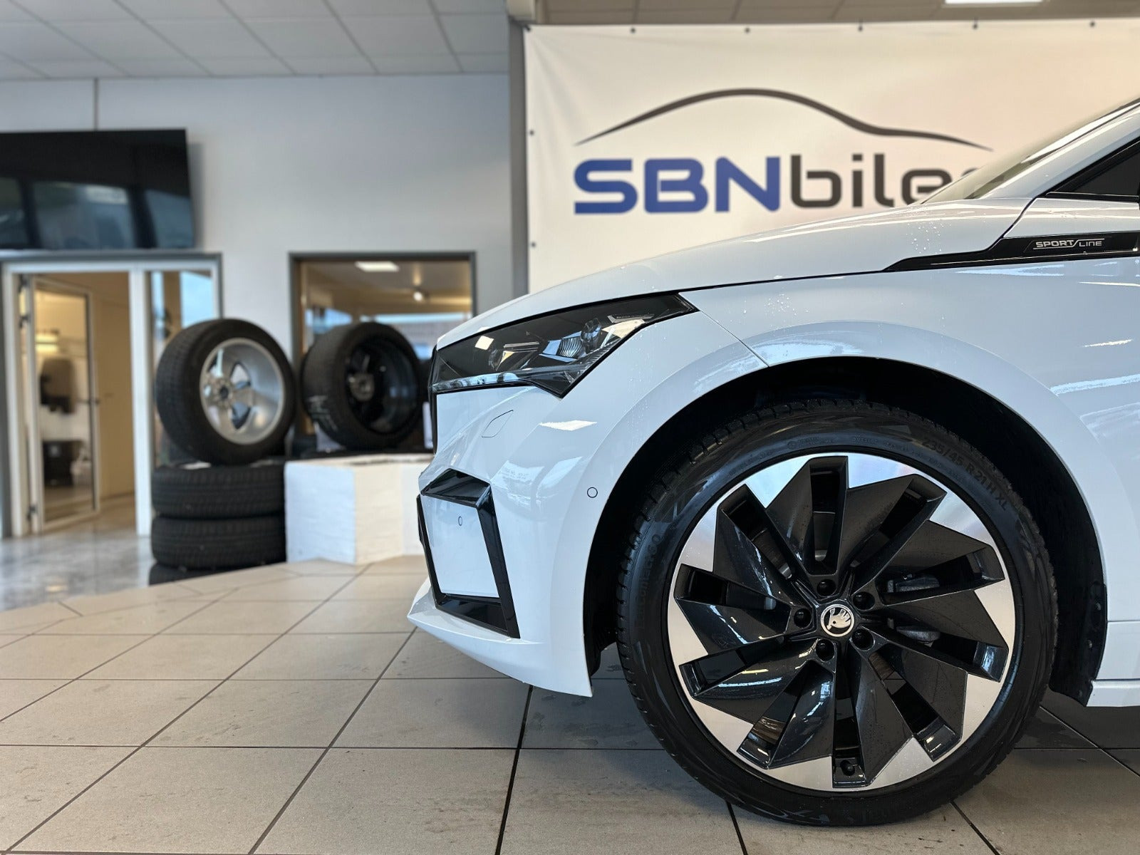 Hvid Skoda Enyaq fra 2023