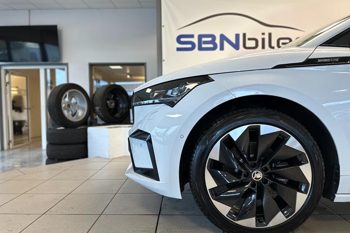 Hvid Skoda Enyaq fra 2023