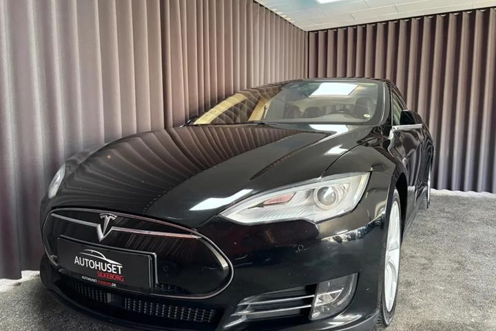 Sort Tesla Model S fra 2015