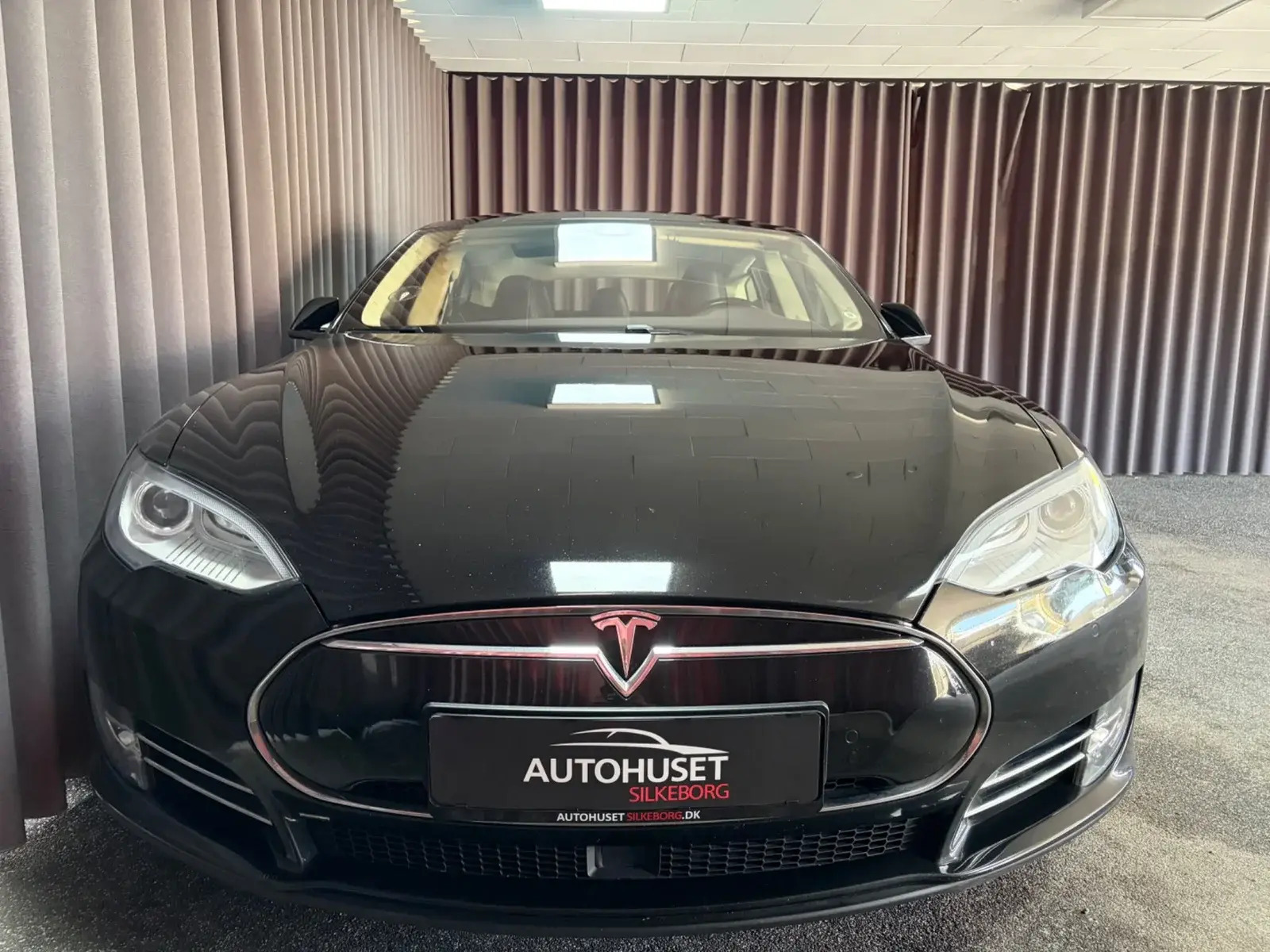 Sort Tesla Model S fra 2015