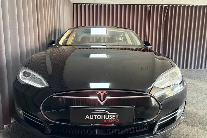 Sort Tesla Model S fra 2015