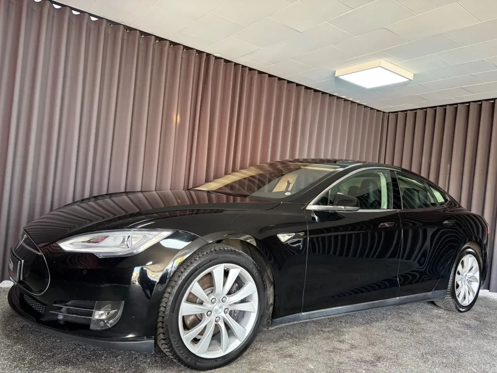 Sort Tesla Model S fra 2015