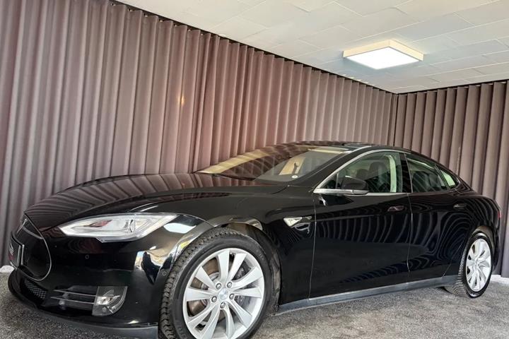 Sort Tesla Model S fra 2015