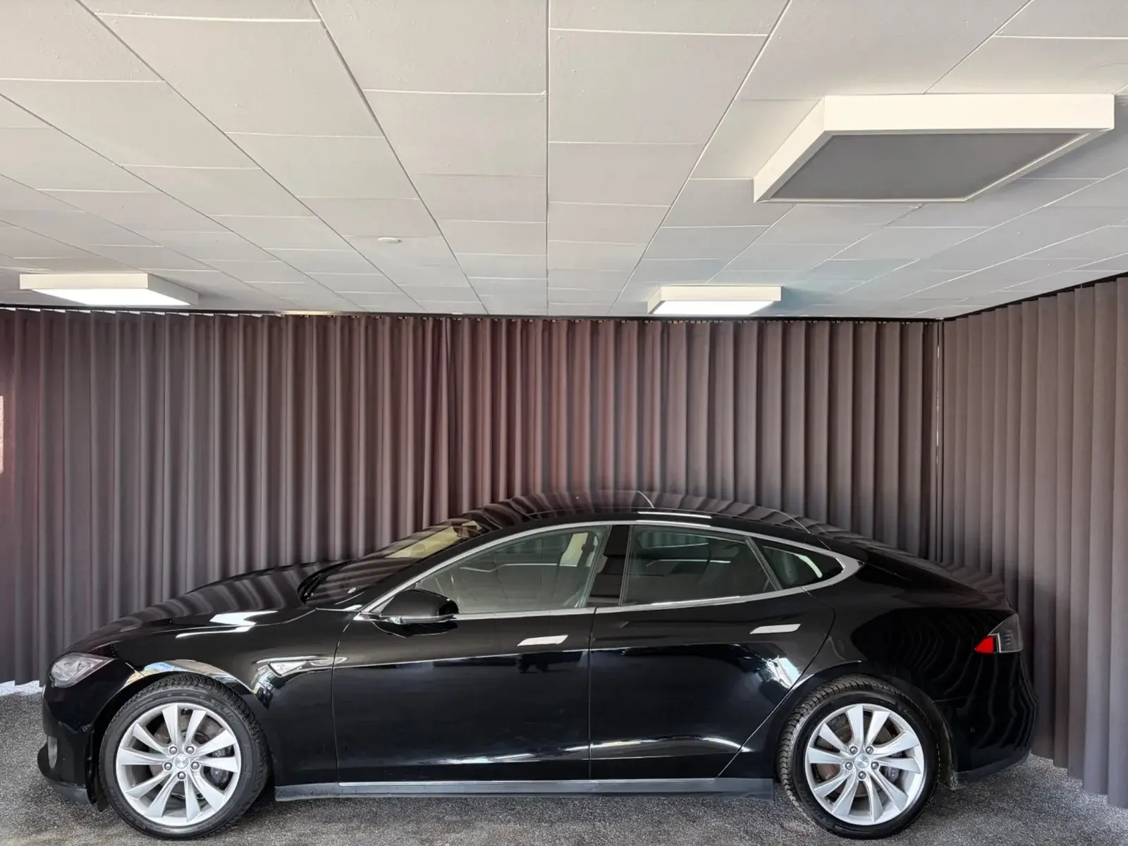 Sort Tesla Model S fra 2015