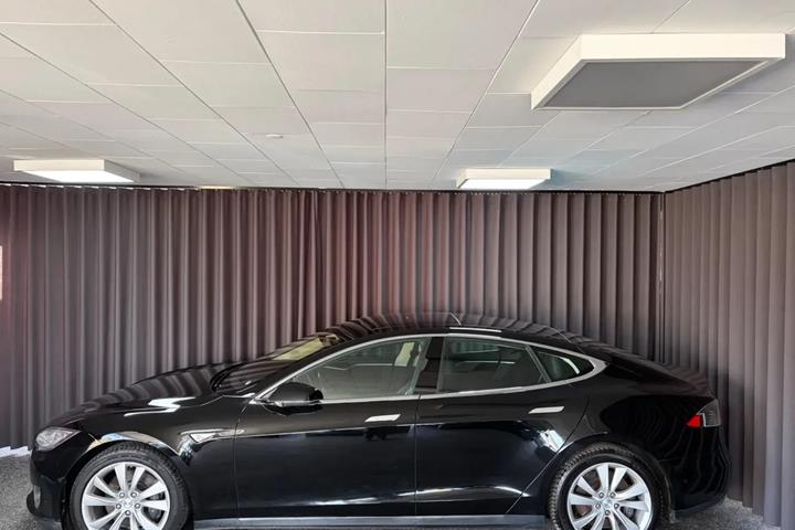 Sort Tesla Model S fra 2015