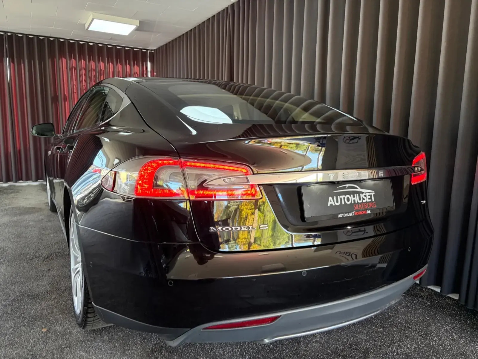 Sort Tesla Model S fra 2015