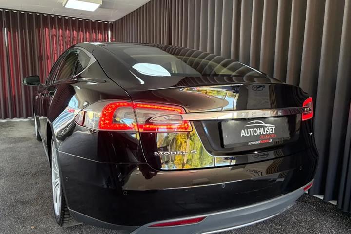 Sort Tesla Model S fra 2015