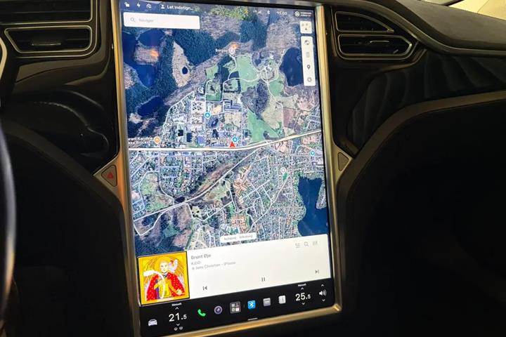 Sort Tesla Model S fra 2015