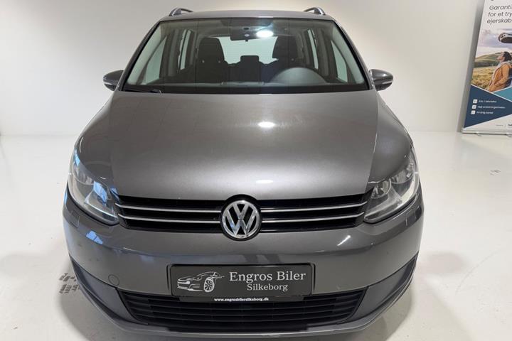 Grå VW Touran fra 2011