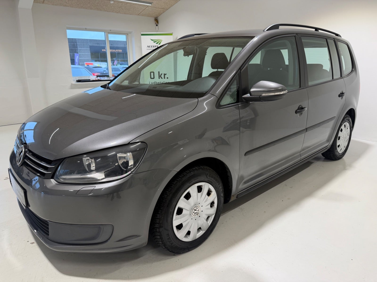 Grå VW Touran fra 2011
