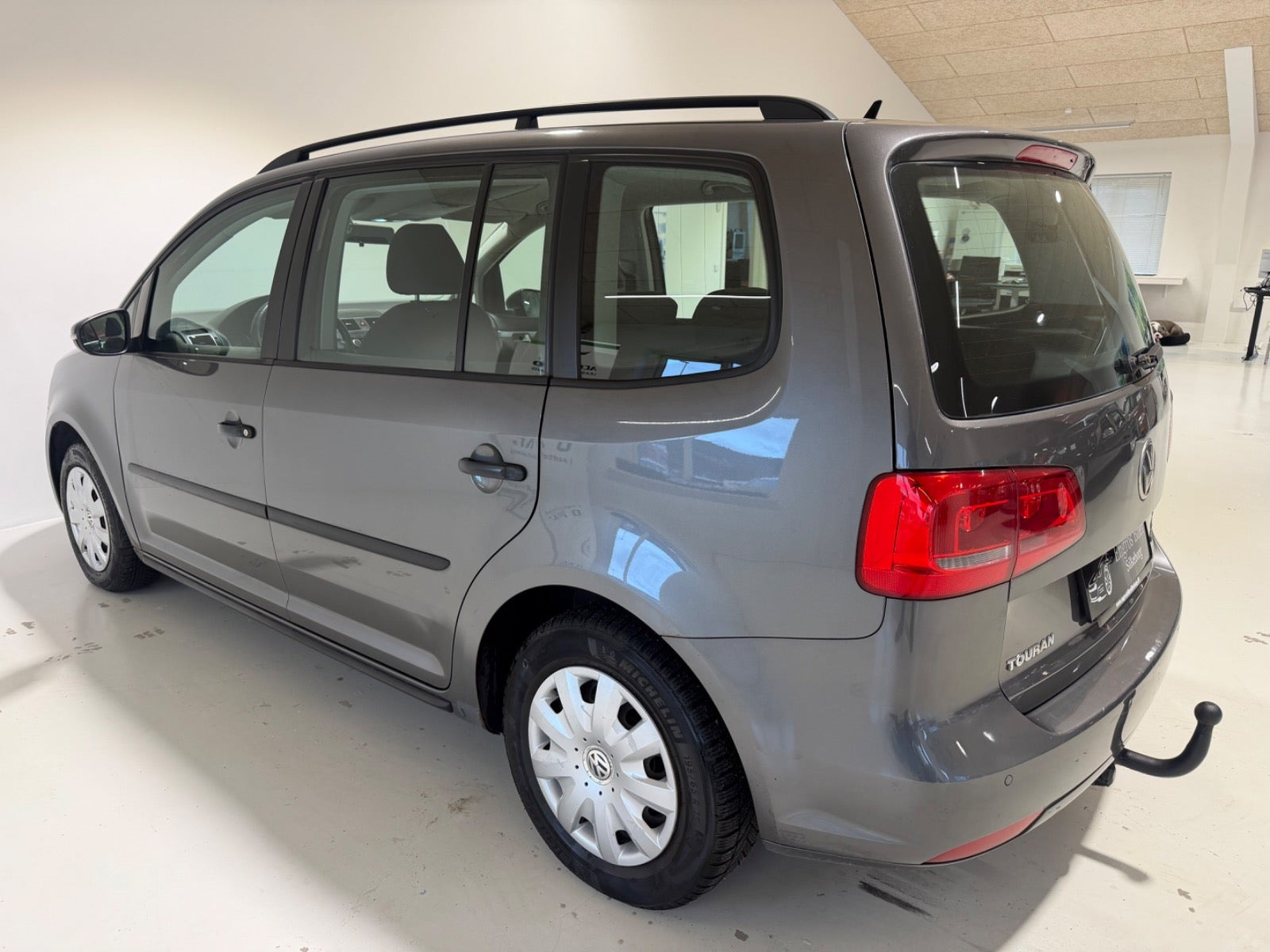 Grå VW Touran fra 2011