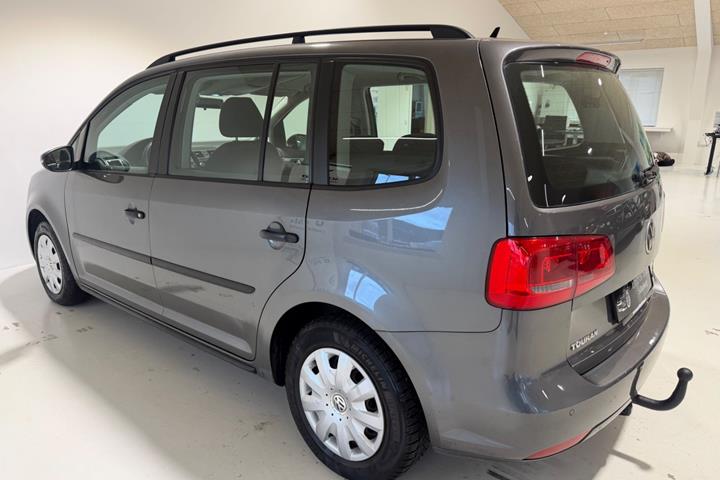Grå VW Touran fra 2011