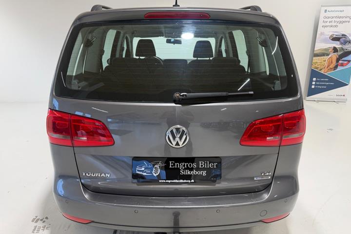 Grå VW Touran fra 2011