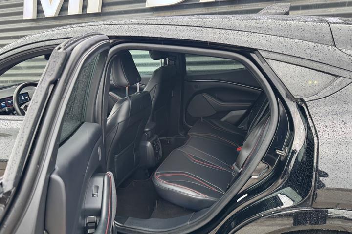 Sort Ford Mustang Mach-E fra 2024