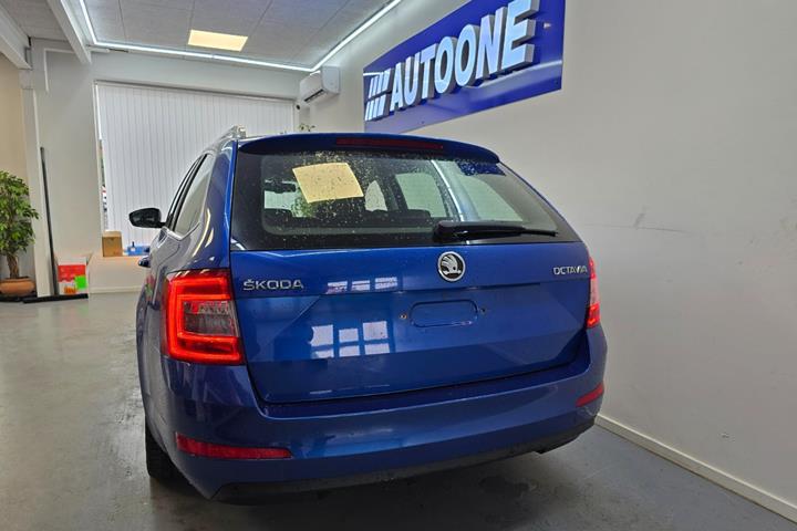 Blå Skoda Octavia fra 2014