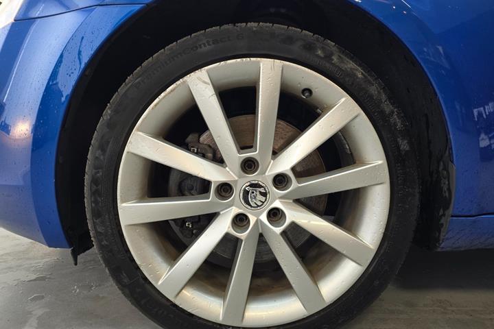 Blå Skoda Octavia fra 2014