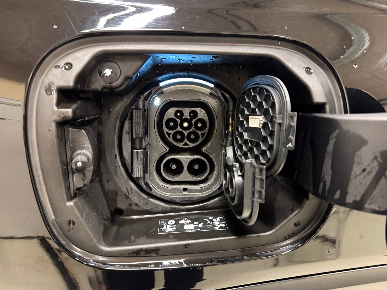 Sort Mercedes EQB250+ fra 2023