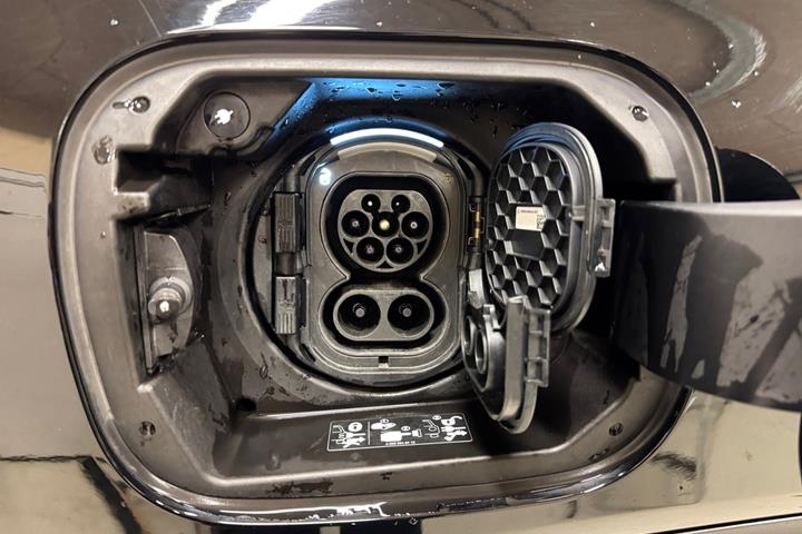 Sort Mercedes EQB250+ fra 2023
