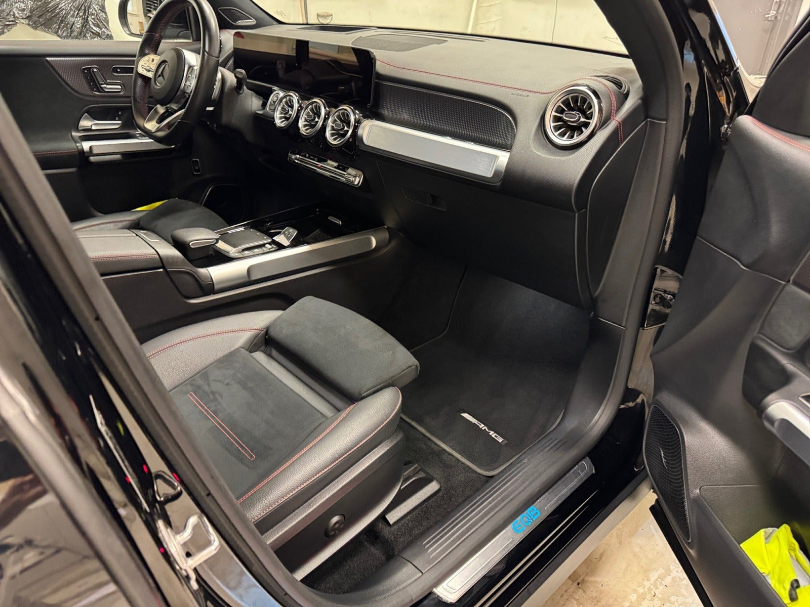 Sort Mercedes EQB250+ fra 2023
