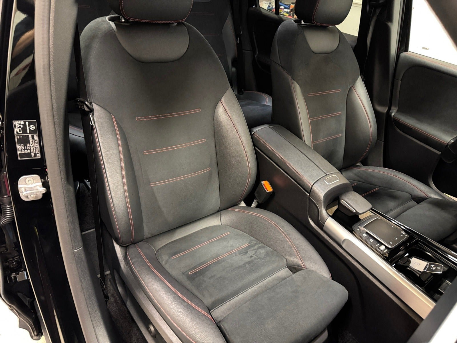 Sort Mercedes EQB250+ fra 2023