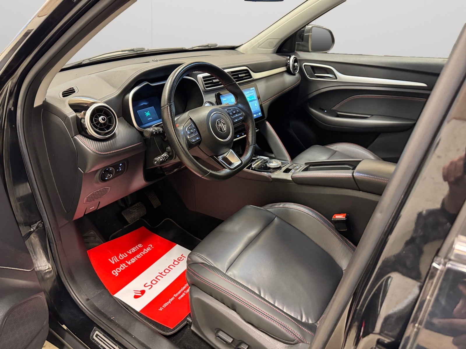 Sort MG ZS fra 2023
