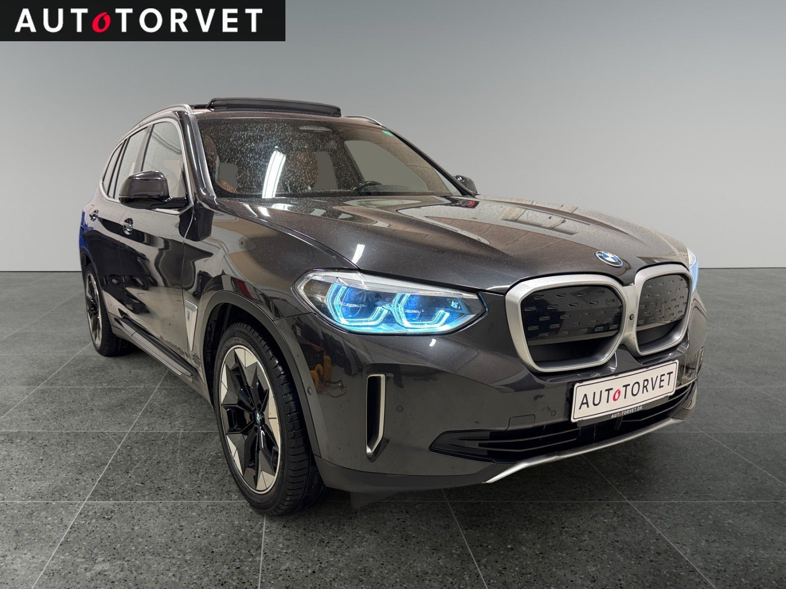 Grå BMW iX3 fra 2021
