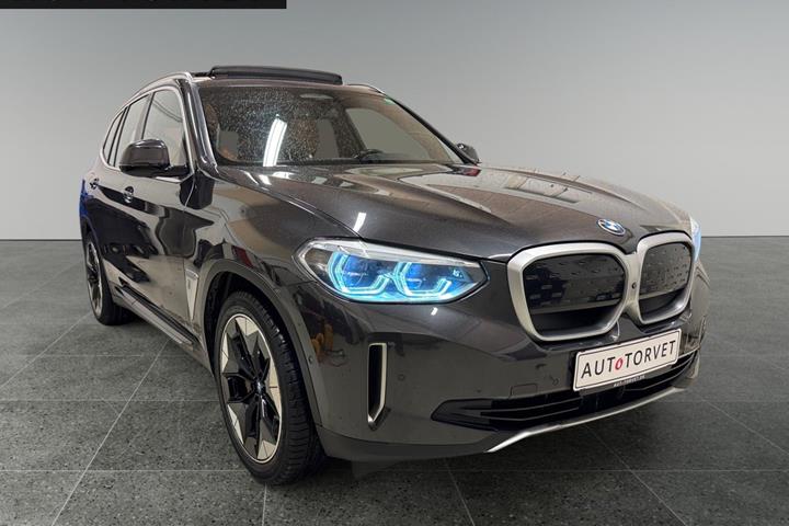 Grå BMW iX3 fra 2021