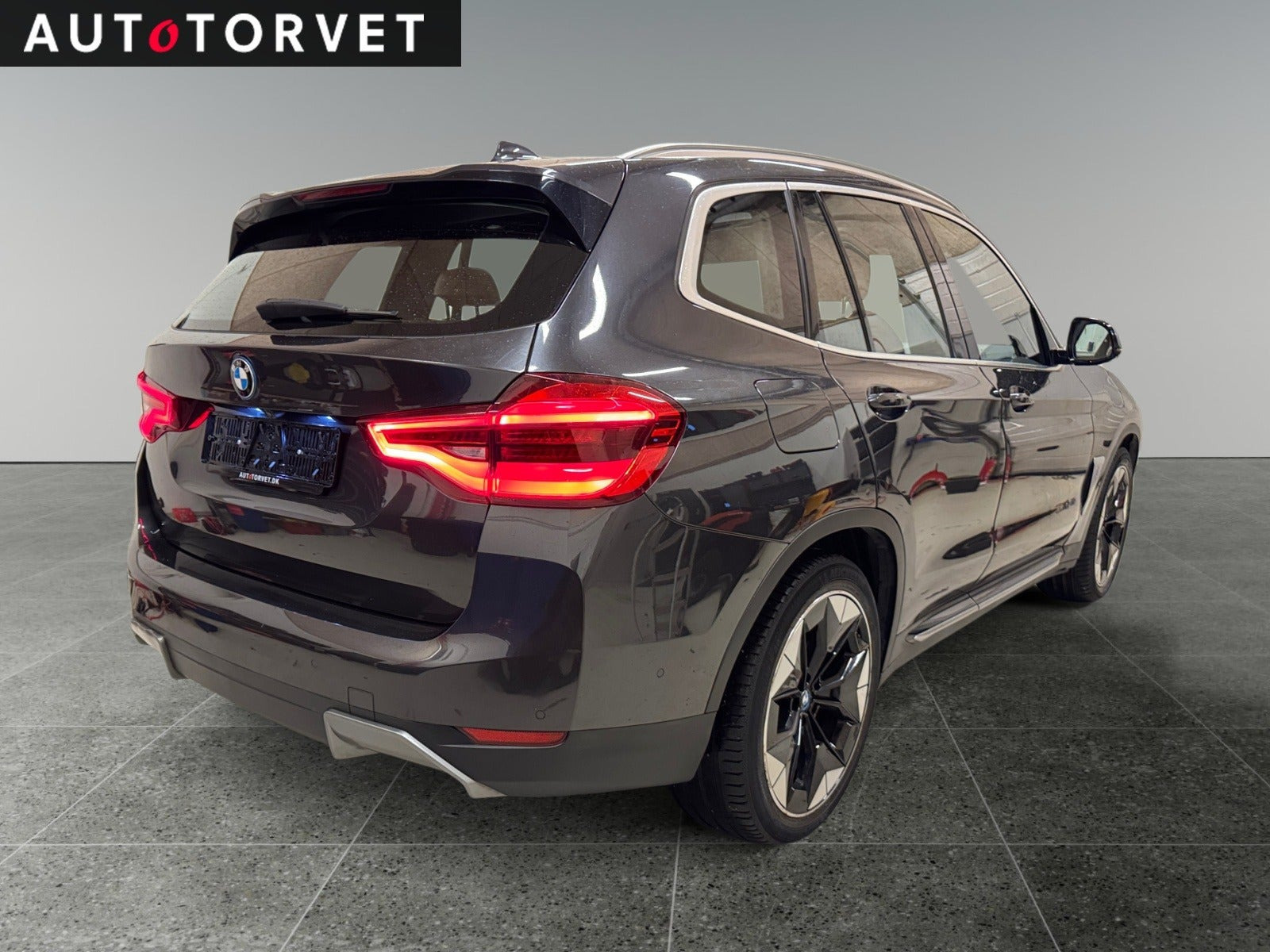 Grå BMW iX3 fra 2021