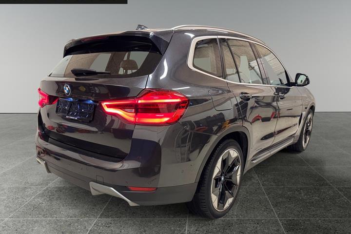 Grå BMW iX3 fra 2021