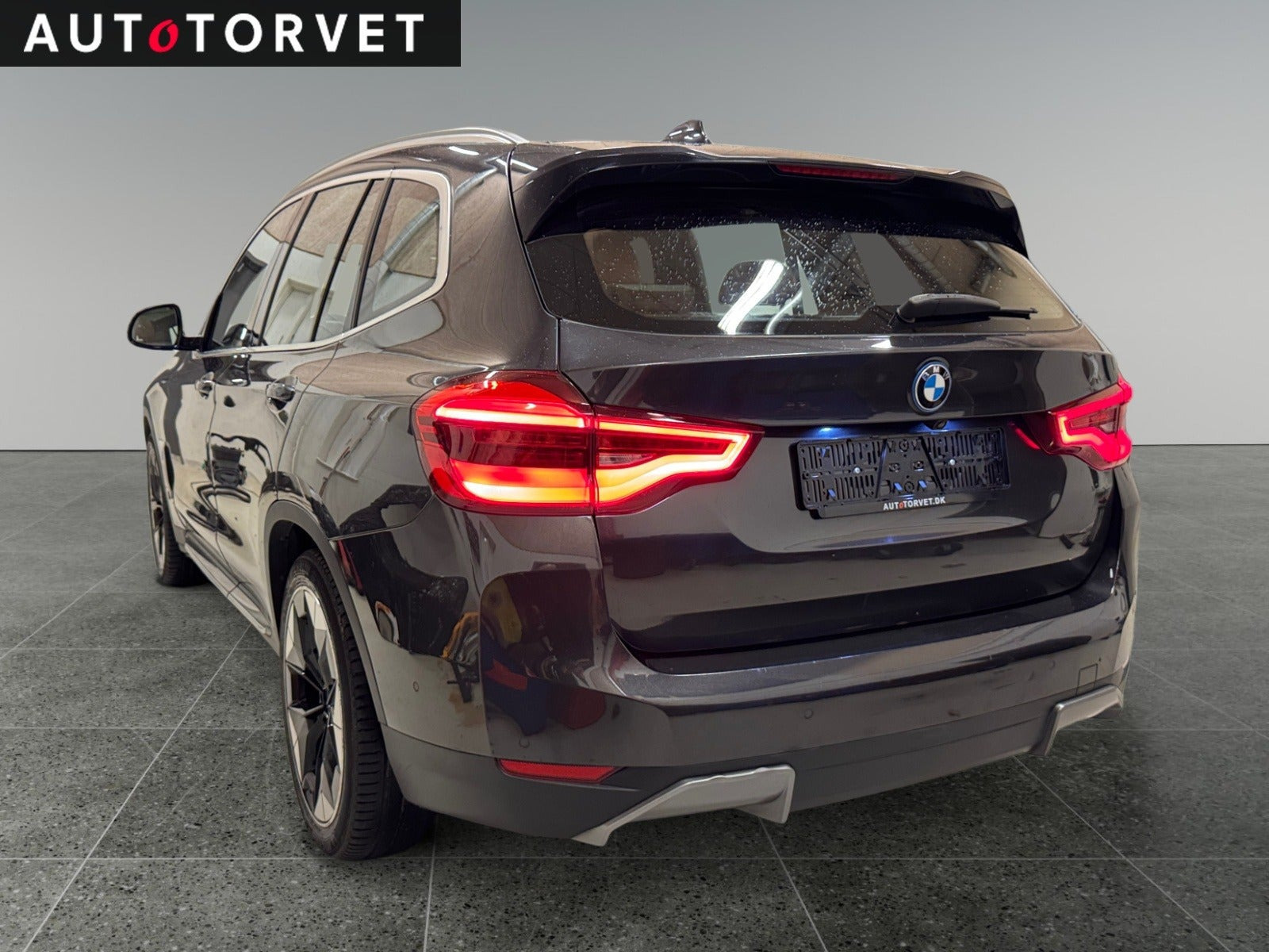 Grå BMW iX3 fra 2021