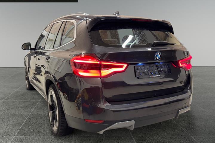 Grå BMW iX3 fra 2021