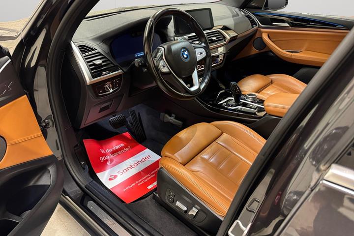 Grå BMW iX3 fra 2021