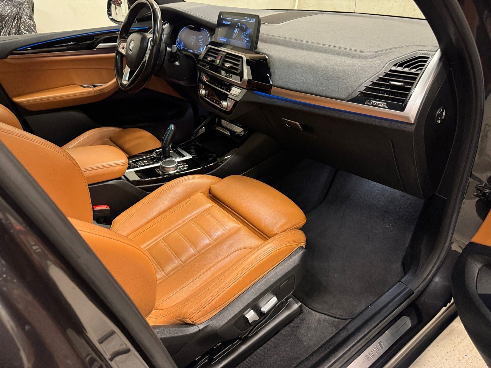 Grå BMW iX3 fra 2021