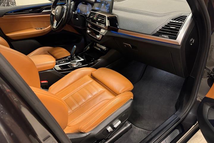 Grå BMW iX3 fra 2021