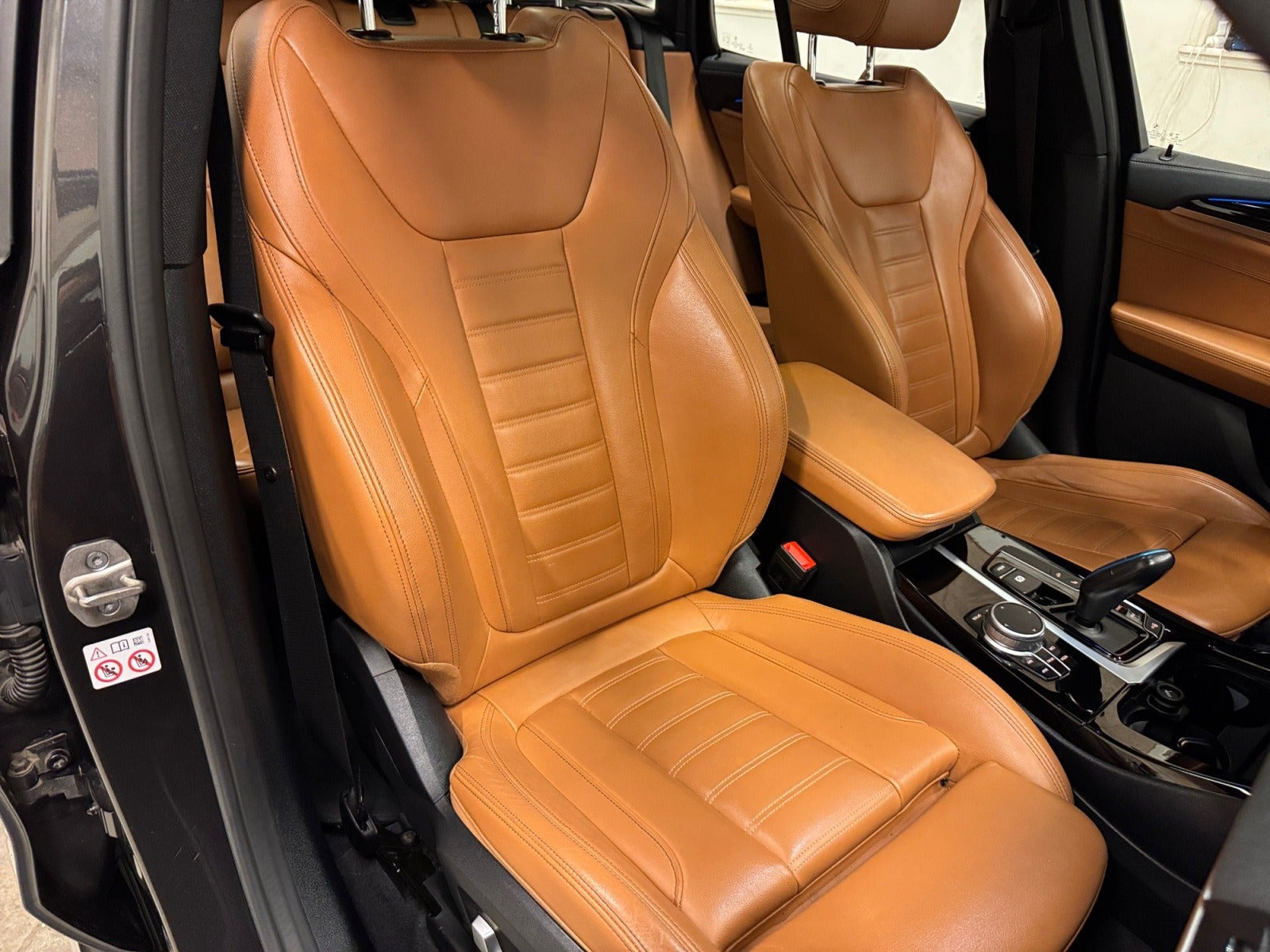 Grå BMW iX3 fra 2021