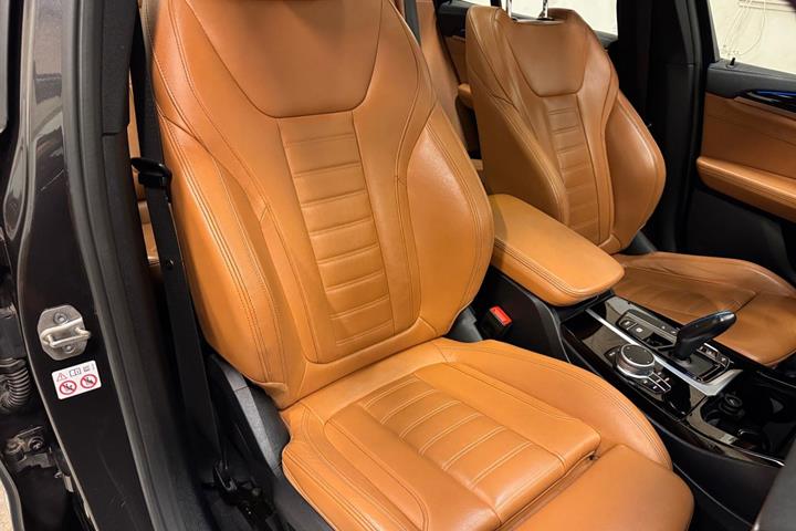 Grå BMW iX3 fra 2021