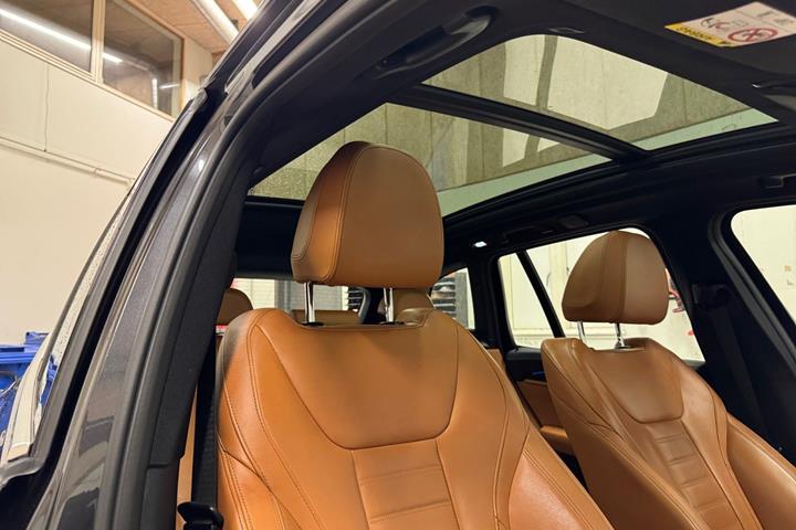 Grå BMW iX3 fra 2021