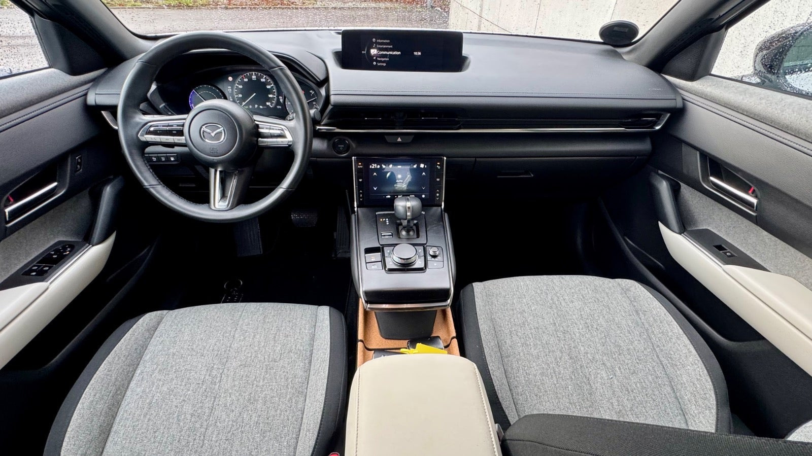 Hvid Mazda MX-30 fra 2023